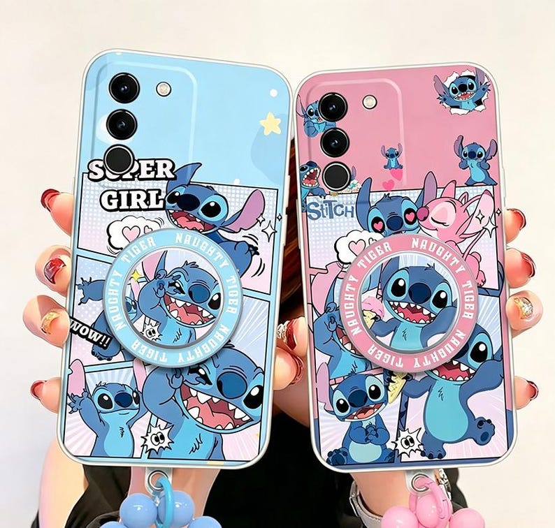 Pu&ograve; includere: Due custodie per telefono con il personaggio Stitch. Una custodia &egrave; azzurra con la scritta "Super Girl" e l'altra &egrave; rosa con la scritta "Stitch". Entrambe le custodie hanno un'impugnatura pop-up con le parole "Naughty Tiger".