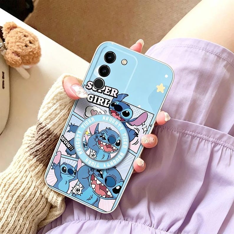 Pu&ograve; includere: Una custodia per telefono azzurra con il personaggio Stitch del film Disney Lilo & Stitch. La custodia ha un design in stile fumetto con le parole "SUPER GIRL" e "WOW!!" stampate sopra. &Egrave; attaccato un pop-socket abbinato.