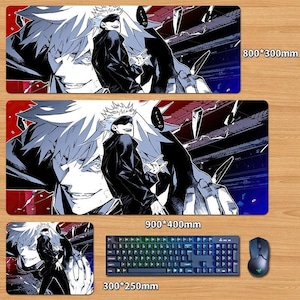 Puede incluir: Alfombrillas de escritorio con temática de anime, con un personaje de pelo blanco y atuendo negro. Las alfombrillas están disponibles en varios tamaños, incluyendo 800x300mm y 900x400mm. También se incluye un teclado y un ratón.