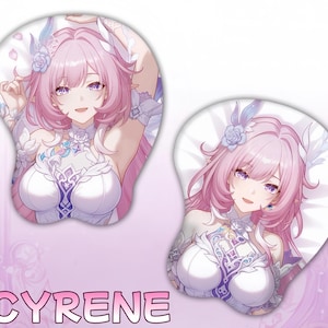 Könnte beinhalten: Zwei ergonomische Mauspads mit einem lächelnden Anime-Charakter mit rosa Haaren und lila Augen. Die Figur trägt ein weißes Kleid mit einem lila Design. Das Wort "CYRENE" ist unten in Pink gedruckt.