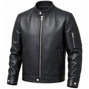 Puede incluir: Una chaqueta de cuero negro perforado con cuello alzado y bot&oacute;n a presi&oacute;n, cremallera frontal plateada de longitud completa y un bolsillo utilitario con cremallera en la manga izquierda. Los pu&ntilde;os y el dobladillo tienen cuero liso y botones.