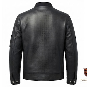 Puede incluir: Una chaqueta tipo bomber negra con un panel trasero de cuero perforado, mangas largas con pu&ntilde;os abotonados y cuello acanalado. La prenda presenta un dobladillo de cuero liso e incluye el logotipo de Fabbrica Industries en la esquina inferior.
