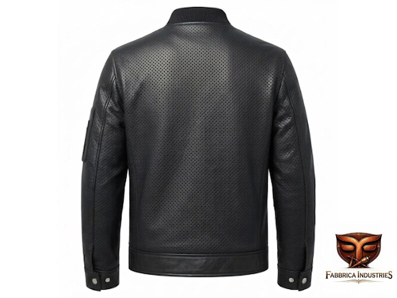 Puede incluir: Una chaqueta tipo bomber negra con un panel trasero de cuero perforado, mangas largas con pu&ntilde;os abotonados y cuello acanalado. La prenda presenta un dobladillo de cuero liso e incluye el logotipo de Fabbrica Industries en la esquina inferior.