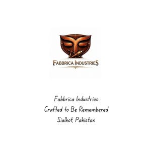 Puede incluir: Un logotipo con un emblema marr&oacute;n estilizado en forma de m&aacute;scara con dos herramientas cruzadas debajo, seguido del texto Fabbrica Industries. Debajo, el texto dice Fabbrica Industries, Crafted to Be Remembered y Sialkot, Pakistan.