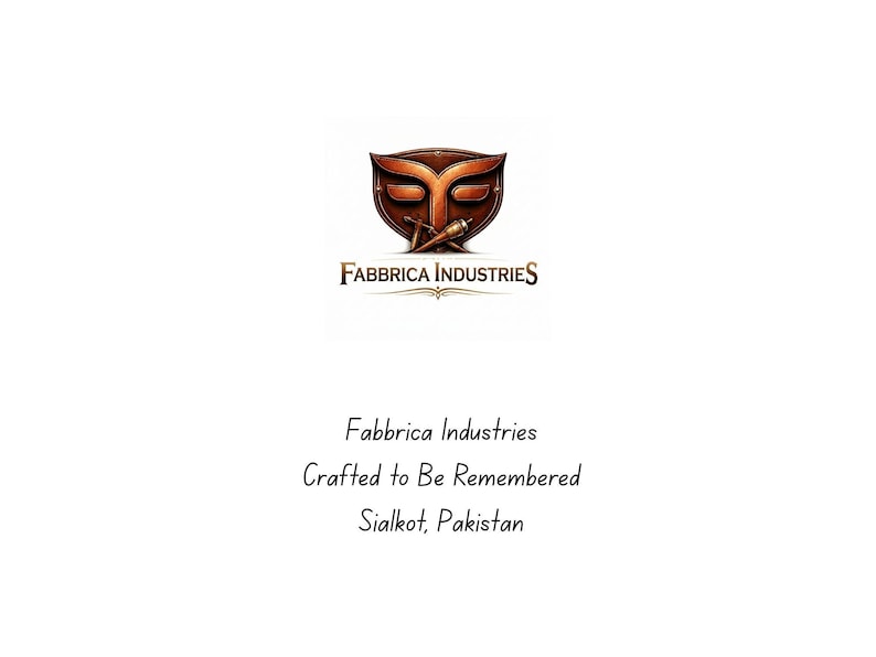 Puede incluir: Un logotipo con un emblema marr&oacute;n estilizado en forma de m&aacute;scara con dos herramientas cruzadas debajo, seguido del texto Fabbrica Industries. Debajo, el texto dice Fabbrica Industries, Crafted to Be Remembered y Sialkot, Pakistan.