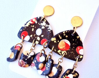 Pendientes de araña de arcilla polimérica, pan de oro y acero inoxidable. Ligeros y elegantes. Estilo japonés. Hechos a mano. Únicos y originales.