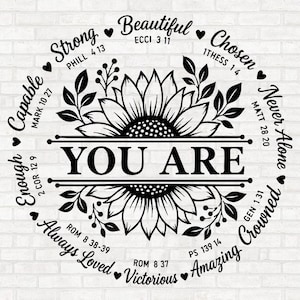 Op de afbeelding: Een zwart-wit grafisch ontwerp met een centrale zonnebloem en de tekst YOU ARE. Rondom de bloem staan de woorden Strong, Beautiful, Chosen, Never Alone, Crowned, Amazing, Victorious, Always Loved, Enough en Capable.