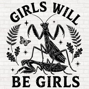 Può includere: Un design grafico in bianco e nero con due mantidi religiose, una farfalla e foglie di felce. Il testo GIRLS WILL BE GIRLS è arcuato sopra e sotto gli insetti. Il design include piccole stelle a quattro punte sparse nella composizione.