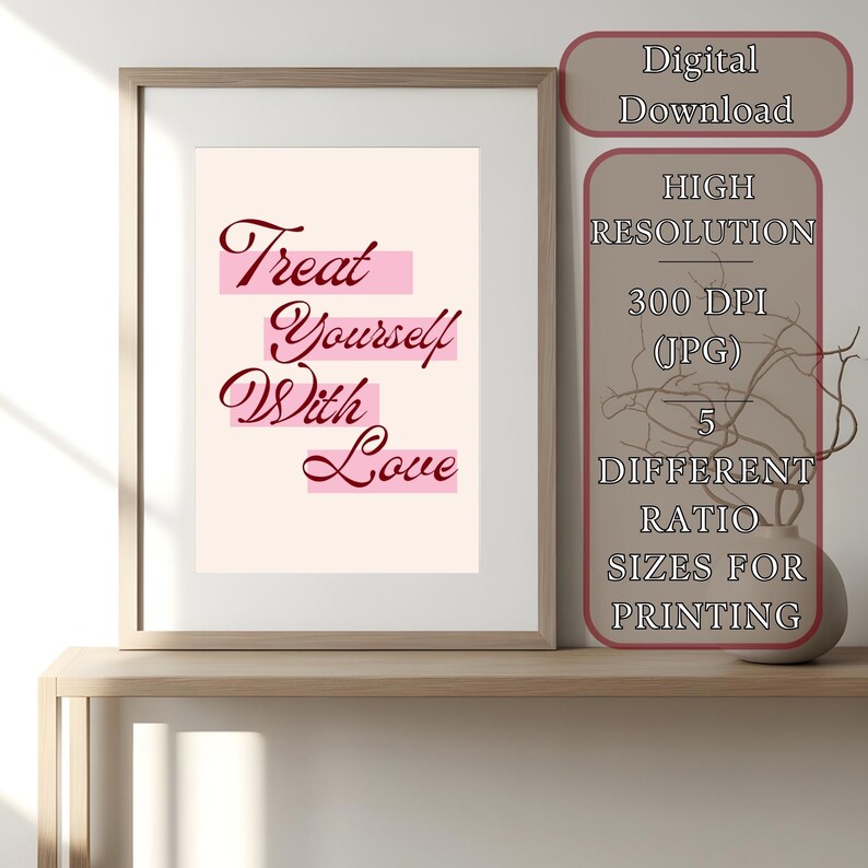 K&ouml;nnte beinhalten: Gerahmter Druck mit dem Schriftzug "Treat Yourself With Love" in burgunderfarbener Schrift auf hellrosa Hintergrund. Der Rahmen ist helles Holz. Zus&auml;tzlicher Text weist auf einen digitalen Download, hohe Aufl&ouml;sung und verschiedene Gr&ouml;&szlig;en hin.