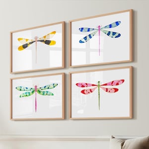 Levendige aquarel kunstprints van 4 libellen. Gele, blauwe, groene en rode insectenkunst. Kleurrijke muurdecoratie voor de kinderkamer. Schilderij van libellen.