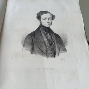 Peut inclure: Un portrait en noir et blanc d'un homme en costume et gilet, avec un col haut et une cravate. Le nom "TH. DÖHLER" est imprimé en dessous. L'œuvre est sur du papier vieilli.