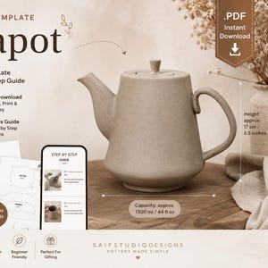Op de afbeelding: Een beige keramische theepot met een gebogen handvat en tuit, afgebeeld met een afdrukbare pottenbakkerssjabloon en een smartphone met een stapsgewijze handleiding. De theepot is ongeveer 17 cm hoog en bevat ongeveer 1300 ml.