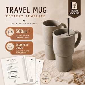 Op de afbeelding: Twee grijze reismokken met handvatten en een metalen rietje. De afbeelding bevat de tekst "TRAVEL MUG POTTERY TEMPLATE" en "500ml PERFECT SIZE FOR YOUR DAILY DRINK". Er zijn ook instructies en een "BEGINNERS GUIDE" opgenomen.