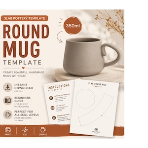 Può includere: Una tazza rotonda beige con un manico curvo, accanto alle istruzioni e a un modello per la ceramica a lastra. La tazza ha una capacità di 350 ml. Il testo sull'immagine dice "Round Mug Template" e "Create beautiful, handmade mugs with ease."
