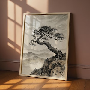 Könnte beinhalten: Gerahmter Kunstdruck mit einer schwarz-weißen Tuschemalerei eines Bonsai-Baumes auf einer Klippe mit Blick auf Berge. Das Kunstwerk befindet sich in einem goldfarbenen Rahmen und lehnt an einer Wand. Das Bild strahlt Ruhe aus.