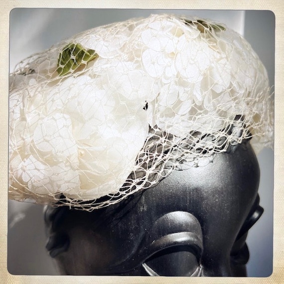 BEAUTIFUL! Vintage 50s 60s White FLORAL Veiled Ha… - image 10