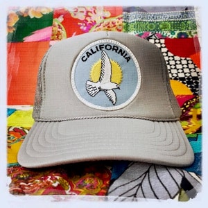 WHOA! - Awesome Limited Edition Vintage 70s CALIFORNIA Seagull Patch stitched on New GREY Snap-back Trucker Cap / Hat – Unisex