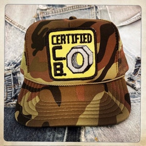 10-4! Vintage 70er Jahre Limited Edition &#39;CERTIFIED CB!&#39; CB Radio Patch genäht auf New Camouflage Snapback Trucker Cap / Hut