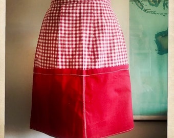 Classic HOLIDAY 50s Mom Rot Vichykaro Weihnachten Design Vintage NOS 50s 60s SCHÜRZE Zustand – 50s 60s Housewife