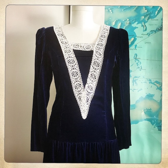 Stunning Vintage 70s BLUE VELVET with LACE Trim Dr