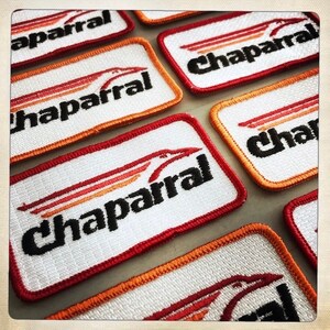 Puede incluir: Una colecci&oacute;n de parches bordados con la palabra "Chaparral" en texto negro sobre fondo blanco. Los parches tienen un borde rojo, naranja y amarillo.