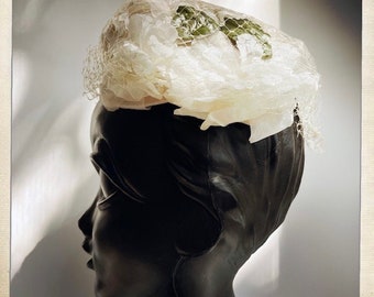 BEAUTIFUL! Vintage 50s 60s White FLORAL Veiled Hat - Classic Fancy Wedding Bridal Church Formal Cocktail