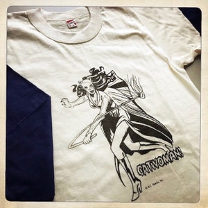 KIDS Vintage 60s CATWOMAN Cremefarbenes T-Shirt im Baseball-Stil mit roten Ärmeln, Größe S
