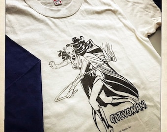 KIDS Vintage 60s CATWOMAN Baseball Style Cream T-Shirt with Red Sleeves – Size Small