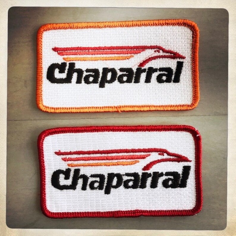 Puede incluir: Dos parches bordados con fondo blanco, bordes naranja y rojo, y un p&aacute;jaro estilizado con la palabra "Chaparral" en letras negras.