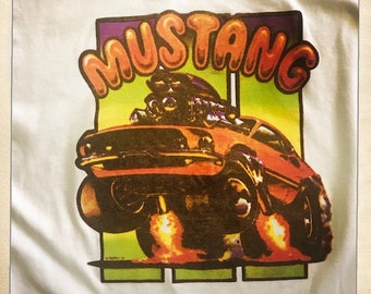 Vintage 70s 80s MUSTANG Muscle Car Airbrush Design NOS Deadstock camiseta blanca con cuello redondo - Talla Adulto X-Grande