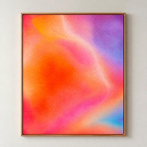Puede incluir: Impresión artística abstracta con una vibrante mezcla de colores. La obra presenta un degradado de tonos naranja, rosa, morado y azul, creando una composición dinámica y fluida. La pieza está enmarcada en un marco de madera marrón claro.