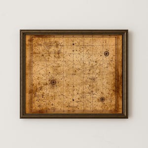 Könnte beinhalten: Ein rechteckiges gerahmtes Wandbild mit einer Himmelskarte im Vintage-Stil auf gealtertem, beigefarbenem Pergamentpapier. Die Karte zeigt detaillierte dunkelbraune Linien, Sternbilder und Navigationsmarkierungen in einem dunklen Metallrahmen.
