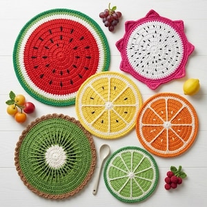Può includere: Una collezione di sottopentola colorati all'uncinetto a forma di frutta. I design includono anguria, frutto del drago, limone, arancia, kiwi e lime. Ogni sottopentola presenta cuciture dettagliate e colori vivaci, perfetti per l'arredamento della cucina.
