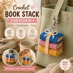 Puede incluir: Un llavero de ganchillo con una pila de tres libros en miniatura de colores azul, rosa y amarillo, atados con un lazo de hilo color crema. El llavero incluye un cierre de mosquetón de metal plateado sujeto a un bolso verde claro.
