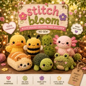 Op de afbeelding: Een verzameling handgemaakte gehaakte knuffels, waaronder een gele eend, een bij, een augurk, een axolotl, een kat, een schildpad en een kikker. De afbeelding toont een houten bord met de tekst "stitch bloom" en "cute crochet creations, made with love."