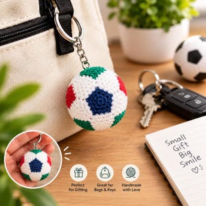 Portachiavi a forma di pallone da calcio all'uncinetto / Accessorio in peluche ispirato alla FIFA (modello digitale)