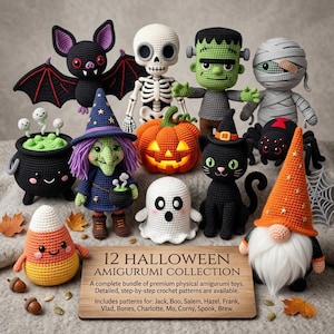 Op de afbeelding: Een verzameling van 12 Halloween-thema amigurumi haakspeelgoed, waaronder een vleermuis, skelet, Frankenstein, mummie, heks, pompoen, zwarte kat, spin, spook, kabouter en snoepmaïs. De speelgoedjes staan op een neutrale ondergrond met herfstbladeren en eikels. De tekst op het bord luidt "12 Halloween Amigurumi Collection."