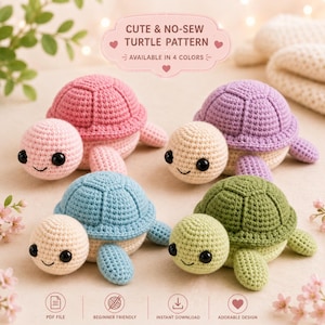 Può includere: Quattro tartarughe all'uncinetto nei colori rosa, viola, blu e verde. Ogni tartaruga ha una testa rotonda, occhi di sicurezza neri e un sorriso ricamato. Il testo in alto recita CUTE & NO-SEW TURTLE PATTERN AVAILABLE IN 4 COLORS. Le icone in basso mostrano PDF FILE, BEGINNER FRIENDLY, INSTANT DOWNLOAD e ADORABLE DESIGN.