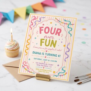 Pode incluir: Um cartão de convite de aniversário retangular com fundo de listras pastel, apresentando o texto "FOUR ever FUN", "DIANA IS TURNING 4!" e detalhes do evento. O design inclui serpentinas coloridas, pequenas estrelas e contas.