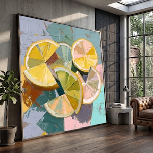 Pode incluir: Grande pintura abstrata emoldurada com fatias de limão em tons de amarelo, verde e rosa. A obra de arte tem uma aparência texturizada com um fundo de cores turquesa, laranja e cinza. A pintura é exibida em uma sala com um sofá de couro e uma planta em vaso.