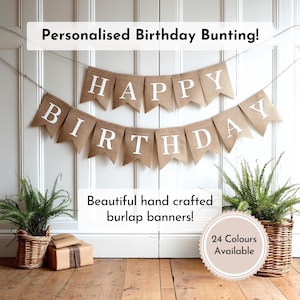 Puede incluir: Una guirnalda de cumpleaños de arpillera con letras blancas que forman HAPPY BIRTHDAY. La guirnalda está colgada de un cordel fino. El texto en la imagen dice: Personalised Birthday Bunting!, Beautiful hand crafted burlap banners!, 24 Colours Available.