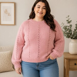 Peut inclure: Un pull à manches longues rose poudré doté d'une encolure ronde, de poignets côtelés et d'un ourlet côtelé. Le pull est confectionné dans une maille épaisse avec des panneaux verticaux ajourés sur le devant et les manches.