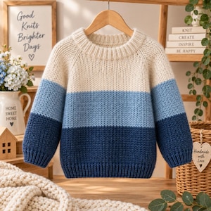 Può includere: Un maglione a maniche lunghe con girocollo caratterizzato da un design a blocchi di colore orizzontali. Il capo in maglia passa da una sezione superiore color crema a una fascia centrale blu medio e un orlo blu scuro, con polsini a coste.