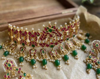 Traditionelles Kundan Choker Halsketten Set mit Ohrringen, Goldtönen, Roten und Grünen Perlen, Brautschmuck