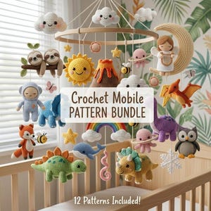 Può includere: Un mobile all'uncinetto fatto a mano con varie figure stravaganti, tra cui nuvole, stelle, un sole, un vulcano e diversi animali. Il mobile presenta un arcobaleno, una balena e dinosauri. Il testo "Crochet Mobile PATTERN BUNDLE" è visualizzato, con "12 Patterns Included!"