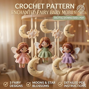 Op de afbeelding: Een gehaakte baby mobile met drie feeën ontwerpen, halve manen en ster bloesems. De mobile bevat gedetailleerde PDF instructies. De feeën dragen roze, groene en paarse jurken. De tekst op de afbeelding luidt "CROCHET PATTERN ENCHANTED FAIRY BABY MOBILE".
