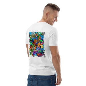 Peut inclure: Un t-shirt blanc à manches courtes avec un grand imprimé graphique multicolore et vibrant au dos. Le motif se compose d'une collection dense et chaotique de personnages, de formes et de motifs abstraits de style cartoon dans des tons vifs de bleu, orange, vert et violet.
