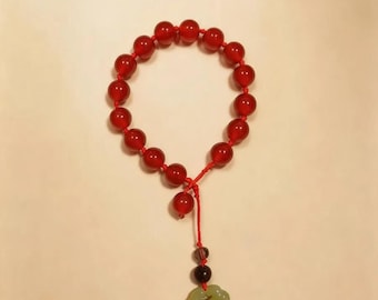 Cinnabar Lock – Armband aus rotem Achat und grünen Steinperlen, elastisches Naturkristallarmband, Glücksbringer, Design von Wu Yunhua