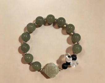 Pale Lotus Crossing – Armband aus grünen Steinen und schwarzem Achat, Lotus-Anhänger, natürliches Stretch-Armband, beruhigendes Geschenk, Design von Wu Yunhua