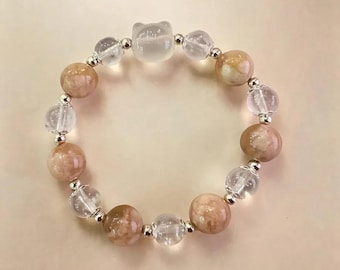 Katze im Kirschblütennebel – Armband aus Kirschblüten-Achatperlen, dehnbares Armband aus rosa Naturkristallen, Katzenanhänger als Geschenkidee, Design von Wu Yunhua